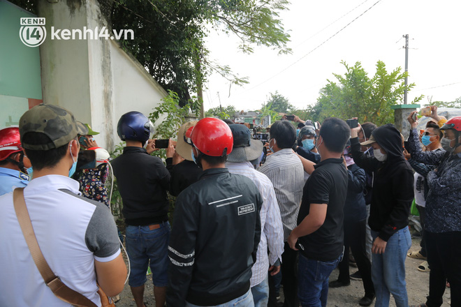 Ảnh: Hàng trăm YouTuber vây kín cổng Tịnh thất Bồng Lai, lực lượng công an đã có mặt giữ gìn trật tự-5