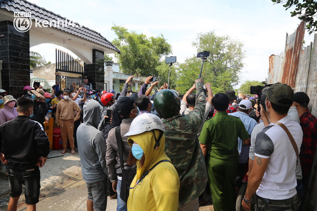 Ảnh: Hàng trăm YouTuber vây kín cổng Tịnh thất Bồng Lai, lực lượng công an đã có mặt giữ gìn trật tự-6