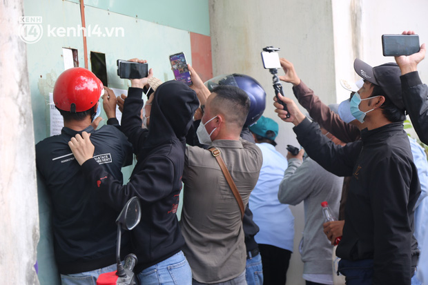 Ảnh: Hàng trăm YouTuber vây kín cổng Tịnh thất Bồng Lai, lực lượng công an đã có mặt giữ gìn trật tự-7