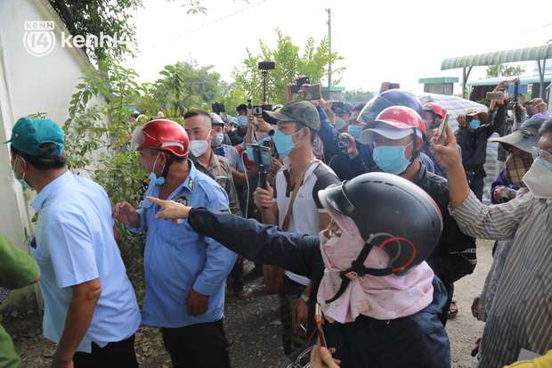 Ảnh: Hàng trăm YouTuber vây kín cổng Tịnh thất Bồng Lai, lực lượng công an đã có mặt giữ gìn trật tự-8