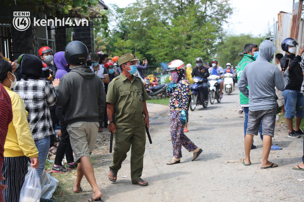 Ảnh: Hàng trăm YouTuber vây kín cổng Tịnh thất Bồng Lai, lực lượng công an đã có mặt giữ gìn trật tự-13