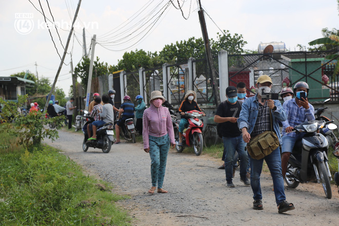 Ảnh: Hàng trăm YouTuber vây kín cổng Tịnh thất Bồng Lai, lực lượng công an đã có mặt giữ gìn trật tự-14