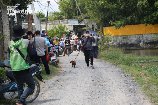 Ảnh: Hàng trăm YouTuber vây kín cổng Tịnh thất Bồng Lai, lực lượng công an đã có mặt giữ gìn trật tự-15