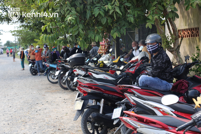 Ảnh: Hàng trăm YouTuber vây kín cổng Tịnh thất Bồng Lai, lực lượng công an đã có mặt giữ gìn trật tự-16