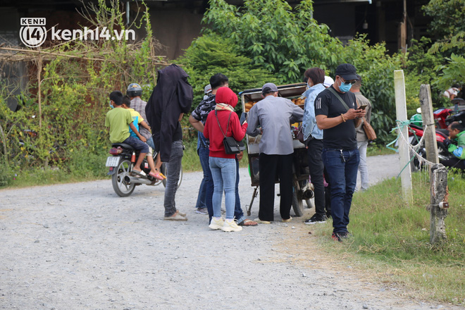 Ảnh: Hàng trăm YouTuber vây kín cổng Tịnh thất Bồng Lai, lực lượng công an đã có mặt giữ gìn trật tự-18