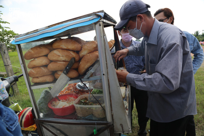 Ảnh: Hàng trăm YouTuber vây kín cổng Tịnh thất Bồng Lai, lực lượng công an đã có mặt giữ gìn trật tự-19