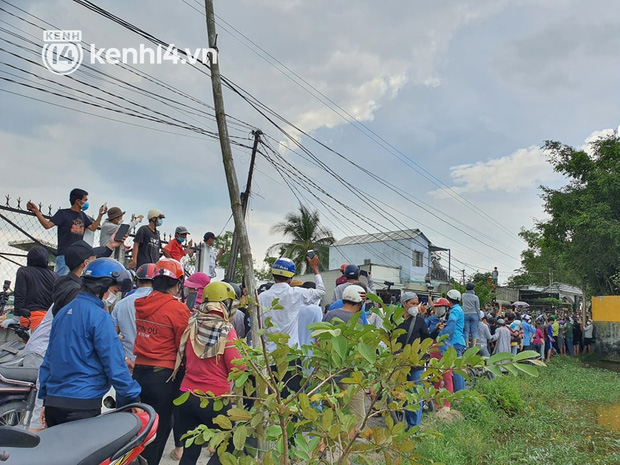 Ảnh: Hàng trăm YouTuber vây kín cổng Tịnh thất Bồng Lai, lực lượng công an đã có mặt giữ gìn trật tự-20