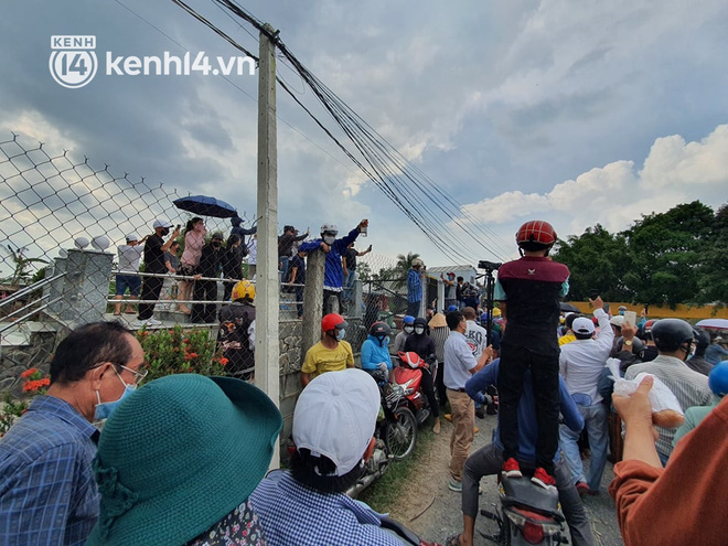 Ảnh: Hàng trăm YouTuber vây kín cổng Tịnh thất Bồng Lai, lực lượng công an đã có mặt giữ gìn trật tự-21