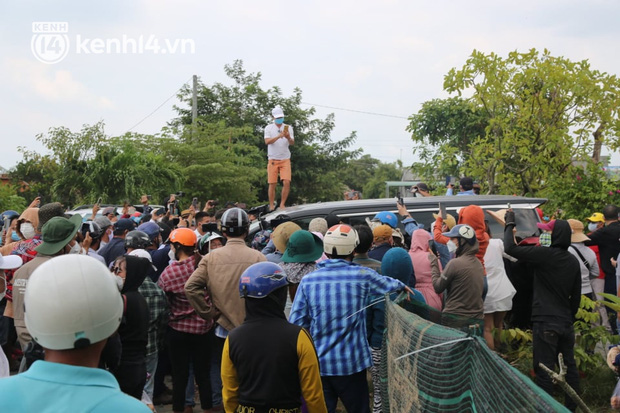 Ảnh: Hàng trăm YouTuber vây kín cổng Tịnh thất Bồng Lai, lực lượng công an đã có mặt giữ gìn trật tự-24