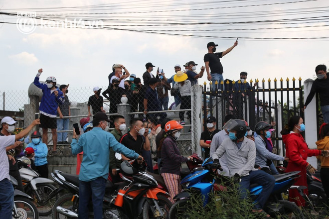 Ảnh: Hàng trăm YouTuber vây kín cổng Tịnh thất Bồng Lai, lực lượng công an đã có mặt giữ gìn trật tự-25