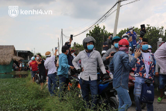 Ảnh: Hàng trăm YouTuber vây kín cổng Tịnh thất Bồng Lai, lực lượng công an đã có mặt giữ gìn trật tự-26