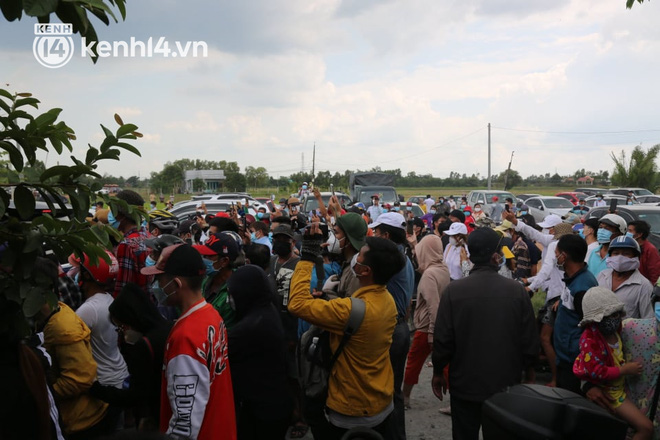Ảnh: Hàng trăm YouTuber vây kín cổng Tịnh thất Bồng Lai, lực lượng công an đã có mặt giữ gìn trật tự-27