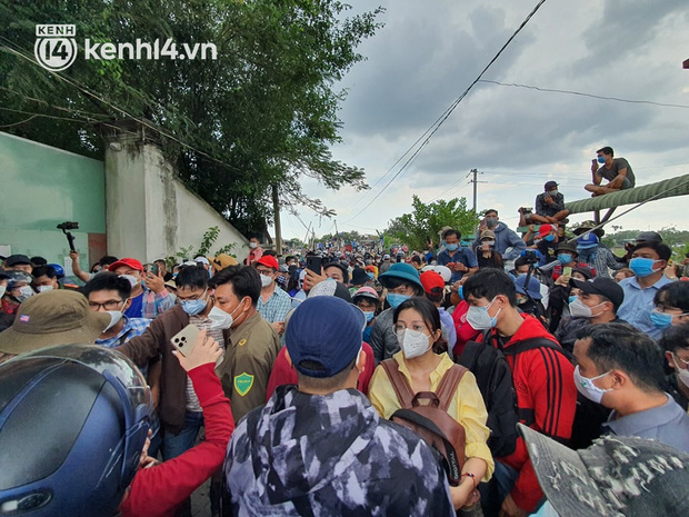 Ảnh: Hàng trăm YouTuber vây kín cổng Tịnh thất Bồng Lai, lực lượng công an đã có mặt giữ gìn trật tự-28