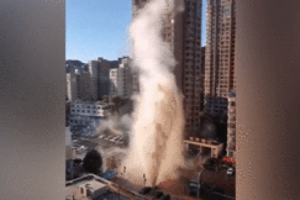 Vỡ đường ống, cột nước nóng cao hàng chục mét phun xối xả lên không trung