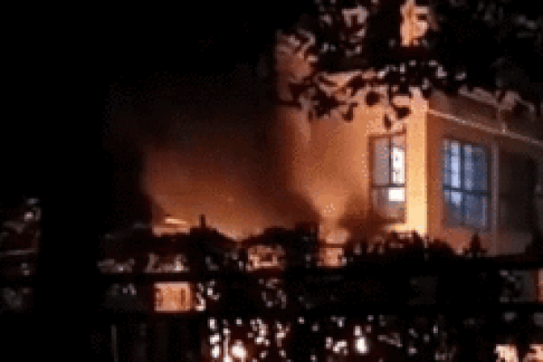 Clip: Đang đổ xăng, xe máy bất ngờ bốc cháy ngùn ngụt-1