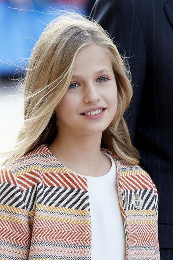 Nữ hoàng tương lai nhỏ tuổi nhất châu Âu bước sang tuổi 16, vừa xuất hiện đã gây ra tranh cãi chỉ bởi 1 chi tiết-1