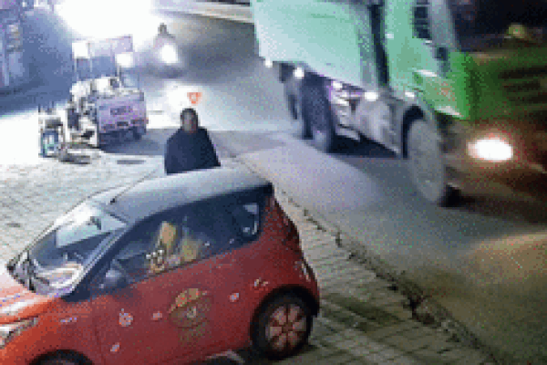 Khoảnh khắc lốp xe tải phát nổ ngay cạnh người đi bộ