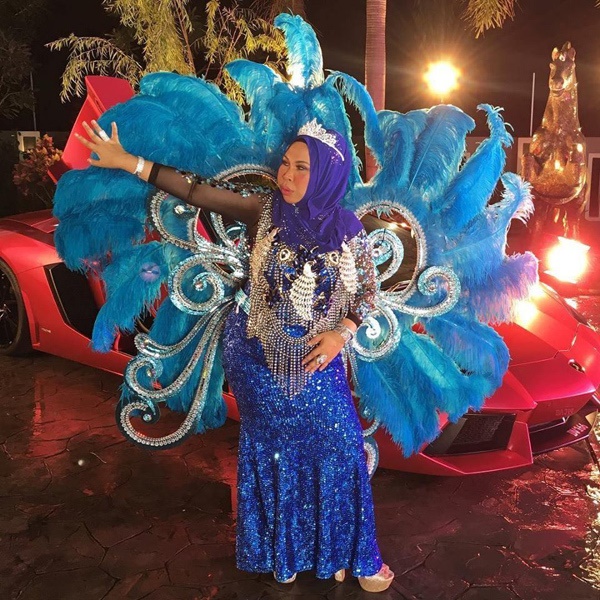 Nữ đại gia U50 tắm trong bồn tiền vàng trang sức, đòi lấy chồng phi công trẻ nhưng con gái răn đe 1 câu lạnh lùng-1