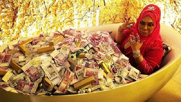 Nữ đại gia U50 tắm trong bồn tiền vàng trang sức, đòi lấy chồng phi công trẻ nhưng con gái răn đe 1 câu lạnh lùng-3