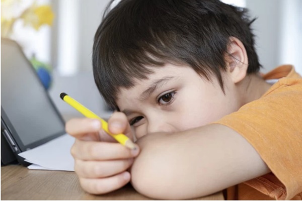 Con trai vén váy bạn gái lên nói: Con chỉ muốn xem bạn ấy có giống mẹ không thôi mà và sự chủ quan của người mẹ khi dạy con-4