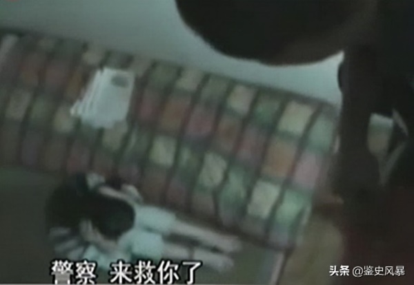 Hai thiếu nữ bị bắt trở thành nô lệ tình dục đến thân tàn ma dại, tương kế tựu kế tìm cách thoát thân nhờ 1 chiếc TV hỏng-6