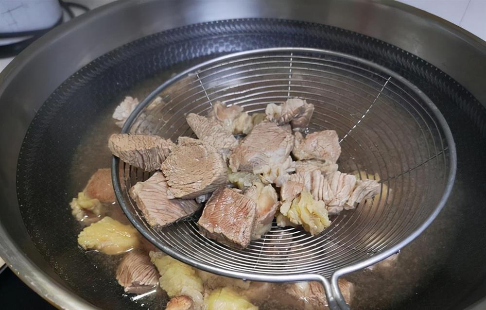 Hầm thịt bò cho muối trước, làm sai cách bảo sao thịt dai, không thơm-5