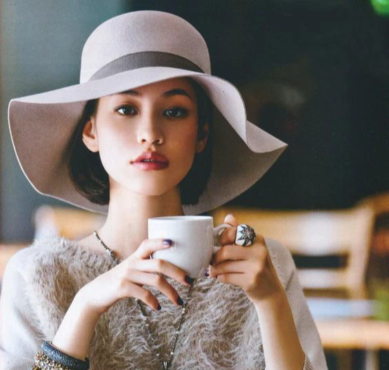 Nghe mọi người khen chồng đẹp trai phong độ mà tôi cười khổ nghĩ thầm nếu ai rước giúp thì sẽ nhường luôn-1