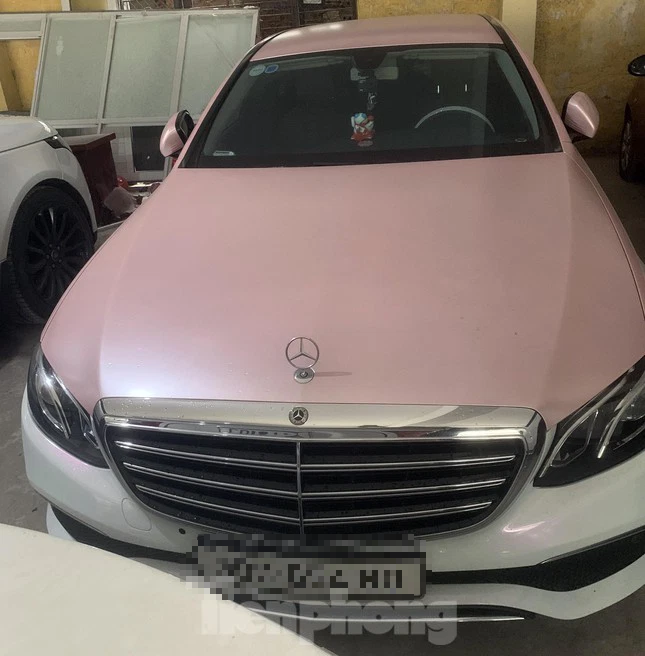 Cận cảnh dàn xế sang trị giá hàng chục tỷ và nhiều tiền, vàng bị thu giữ trong đường dây đánh bạc 30.000 tỷ vừa bị triệt phá tại Hà Nội-2