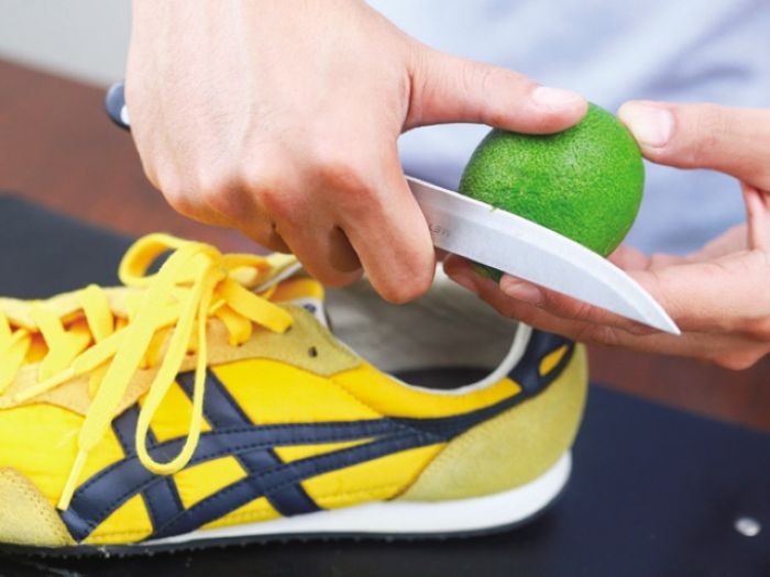 Mùa đông giày vẫn bốc mùi khó chịu khiến bạn mất tự tin? Đừng lo, chỉ cần rắc một thìa bột này là chúng sẽ thơm tho trở lại ngay-4