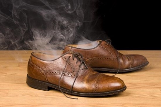 Mùa đông giày vẫn bốc mùi khó chịu khiến bạn mất tự tin? Đừng lo, chỉ cần rắc một thìa bột này là chúng sẽ thơm tho trở lại ngay