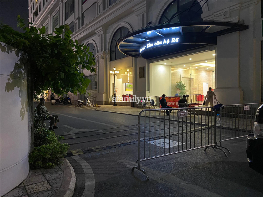 Hà Nội: Cách ly y tế tạm thời toà R6A Royal City liên quan 2 vợ chồng mắc COVID-19 bán hàng tại chợ Ninh Hiệp-1