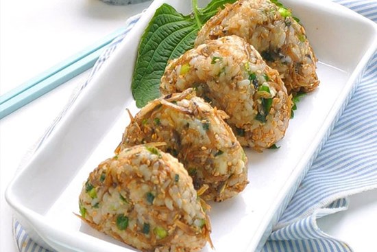 Bữa trưa đâu cần ra ngoài khi có cơm nắm vừa ngon vừa đủ chất thế này đợi sẵn!