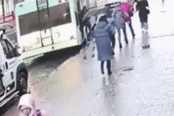 Đóng cửa xe buýt bất ngờ khiến cụ bà ngã ngửa, tài xế bị kỷ luật nặng-1