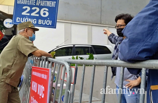 Hà Nội: Phẫn nộ nam thanh niên xô đẩy cụ ông, bất chấp vượt rào ra khỏi con ngõ đang bị phong tỏa do có 16 ca F0-1