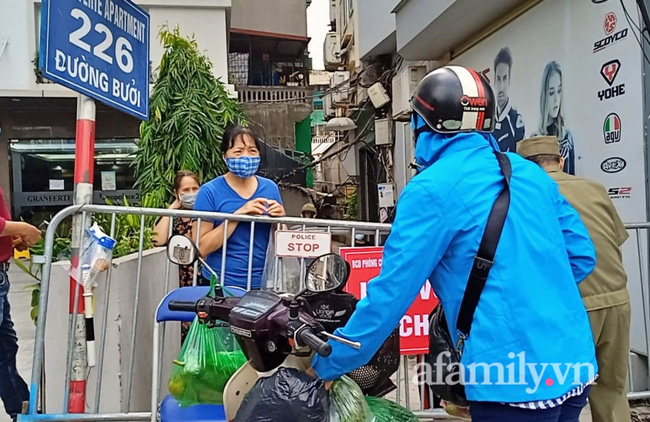 Hà Nội: Phẫn nộ nam thanh niên xô đẩy cụ ông, bất chấp vượt rào ra khỏi con ngõ đang bị phong tỏa do có 16 ca F0-4