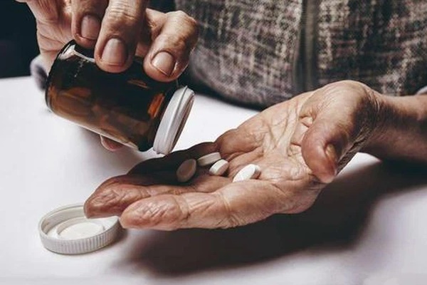 3 hành vi của nam giới khi thức dậy vào buổi sáng gây hại gan hơn cả uống rượu bia, nhất là điều số 2-2