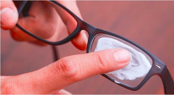 Nếu đeo khẩu trang mà kính bị mờ thì phải làm sao? Hướng dẫn bạn mẹo nhỏ này, đeo kính cả ngày cũng vẫn ổn áp-7