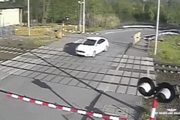 Nam thanh niên đi xe máy bị tàu hỏa cán qua tử vong, đoạn clip 15 giây khiến tất cả ám ảnh-2