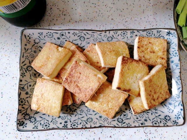 Chiên đậu hũ mà thêm nguyên liệu quen thuộc này thì món ăn xuất sắc hơn hẳn, chị em không biết thì quá phí!-3