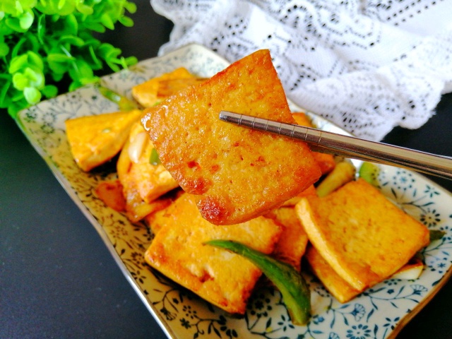 Chiên đậu hũ mà thêm nguyên liệu quen thuộc này thì món ăn xuất sắc hơn hẳn, chị em không biết thì quá phí!-4