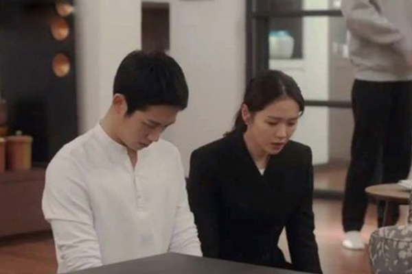 Con dâu sinh được ba gái, tôi ép con trai ly hôn, một năm sau người này đến gõ cửa, tôi sững sờ khi mở ra-1