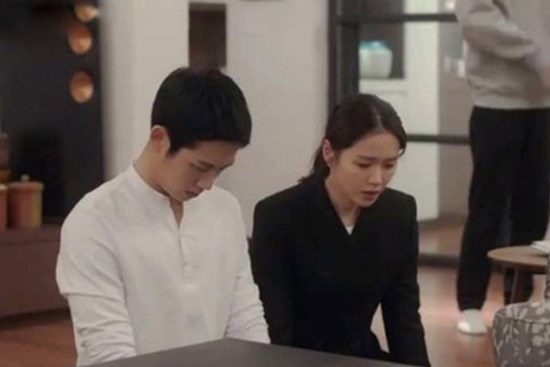 Con dâu sinh được ba gái, tôi ép con trai ly hôn, một năm sau người này đến gõ cửa, tôi sững sờ khi mở ra