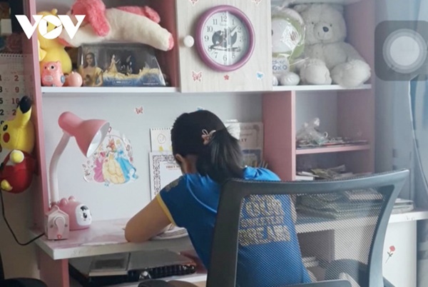 Phụ huynh ở TP.HCM căng thẳng vì con học online-1