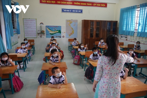 Phụ huynh ở TP.HCM căng thẳng vì con học online-2