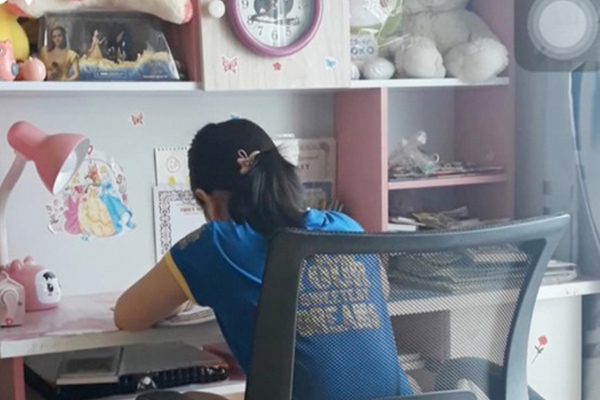 Thầy giáo đang giảng bài thì internet trục trặc, màn hình của sinh viên bất ngờ hiện lên một hình ảnh đáng sợ, xem xong muốn xỉu tại chỗ-2