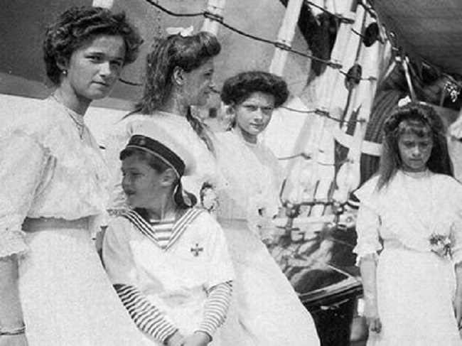 Lời nguyền nghiệt ngã vấy máu tanh lấy mạng gia tộc hoàng gia lớn nhất thế giới, thảm họa gieo rắc bởi gã thầy tu bí ẩn-10