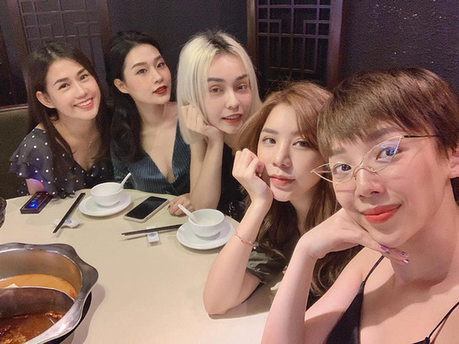 Lâu lắm rồi mới thấy hội chị em đình đám tụ họp: Từ gái độc thân đến dâu hào môn đều chill tới bến, style sang chảnh ngộp thở thật sự-9