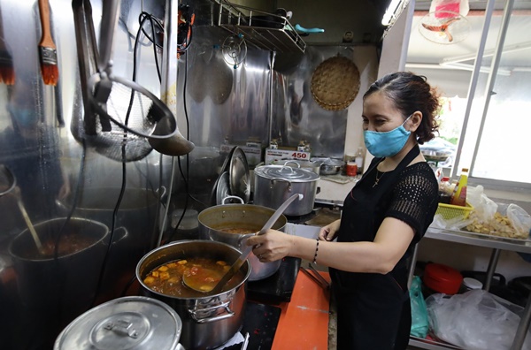 Giá xăng và gas lên cao, hàng ăn đồng loạt tăng giá-1