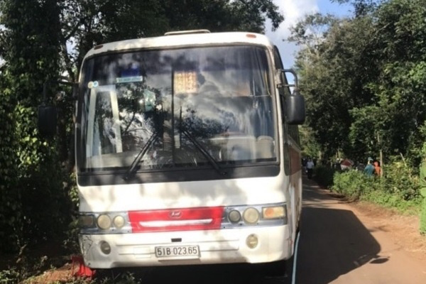 Lái xe vào nhà nghỉ thuê phòng, bất ngờ tông sập tường khiến bé gái 1 tuổi tử vong-2