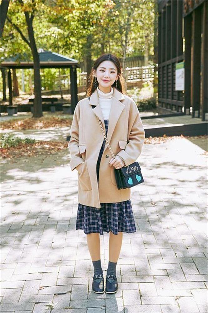 Mix đồ với váy yếm mùa đông vừa ấm vừa xịn sò như gái Hàn-5